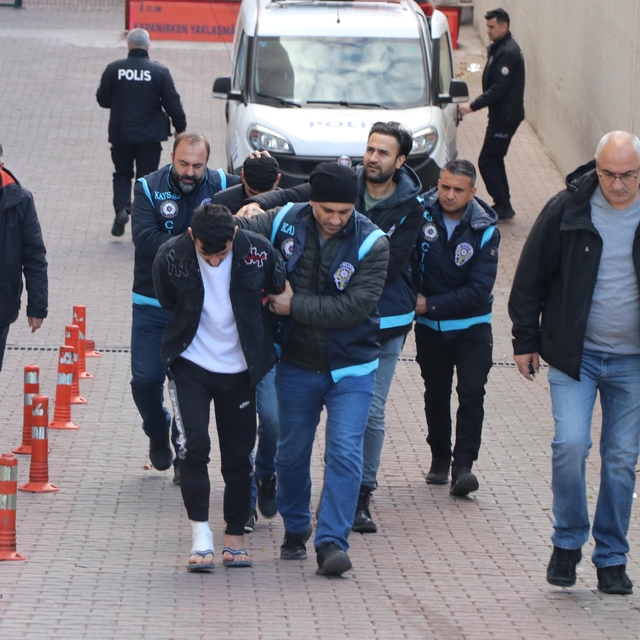 2 kardeşin öldürülmesi davasında tutuklu sanığa haksız tahrik indirimiyle 2...