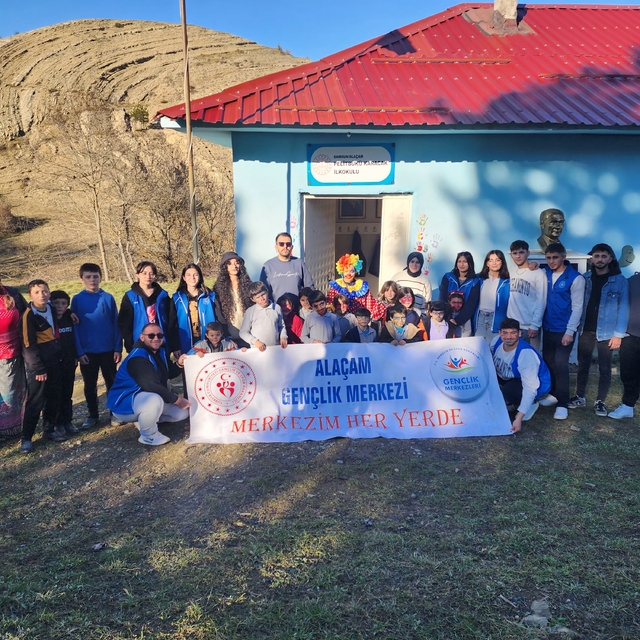 Alaçam'da üniversiteli gönüllüler ilkokul öğrencilerini eğlendirdi