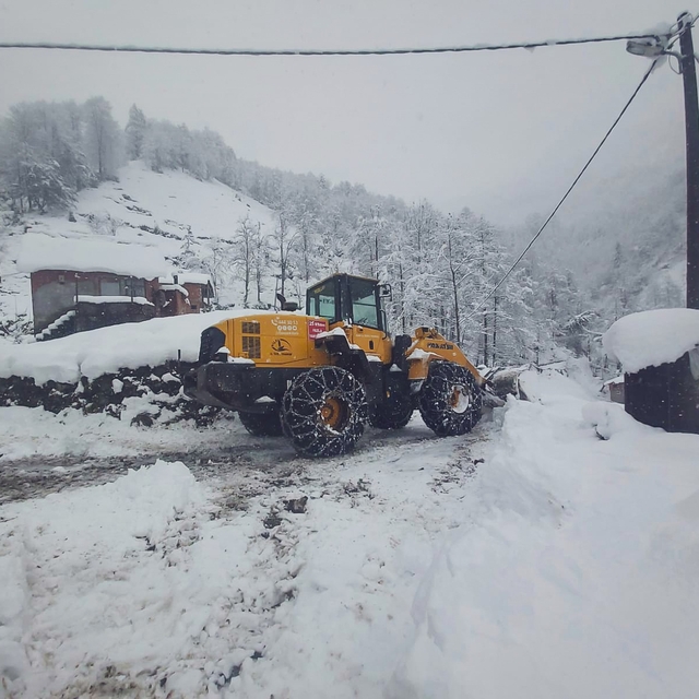 Rize'de 14 köy yolu kardan kapandı
