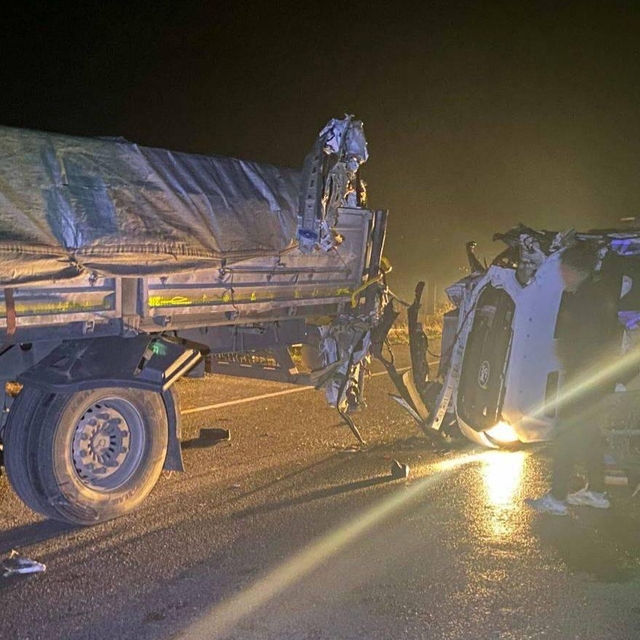 Manisa'da tıra çarparak devrilen minibüsteki 1 kişi öldü, 5 kişi yaralandı