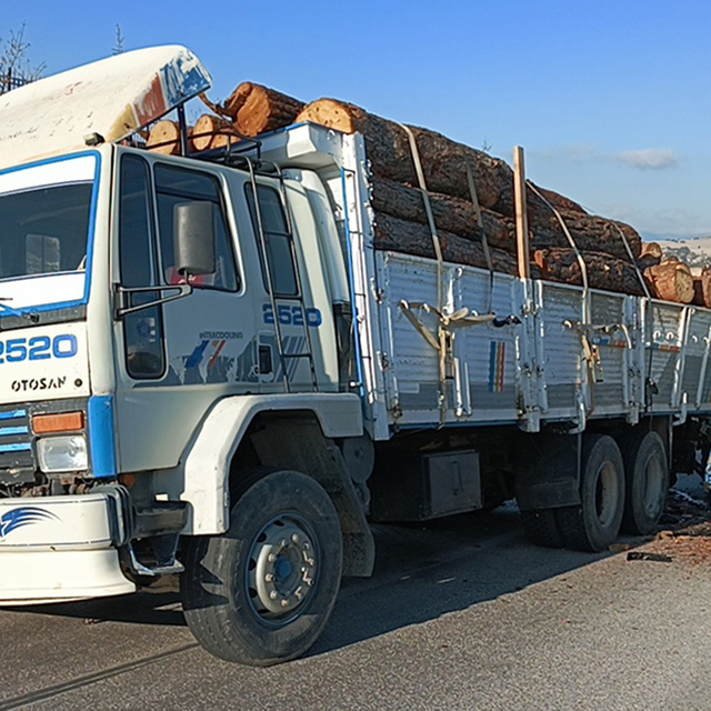 Halk otobüsü, polis aracı ve kamyona çarptı; 1 polis ile 5 öğrenci yaralı