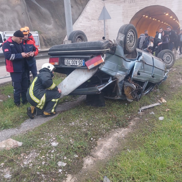 Tünel çıkışında otomobilin bariyere çarptığı kaza kamerada; 1 yaralı