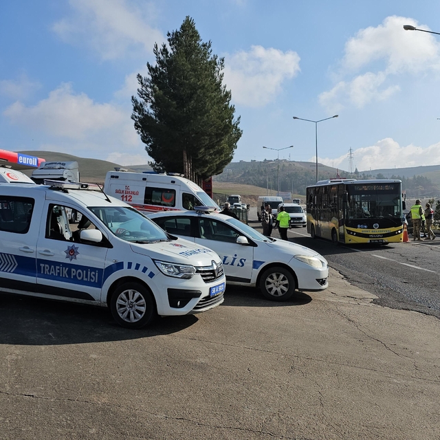Siirt'te otomobilin çarpması sonucu 1'i jandarma personeli 3 kişi yaralandı...