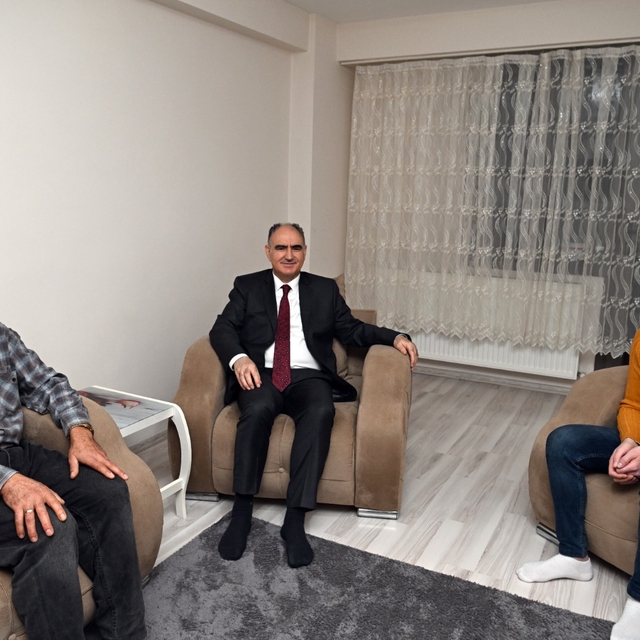 Manisa Valisi Özkan, Suriye'deki esaretinden kurtarılan genci ziyaret etti