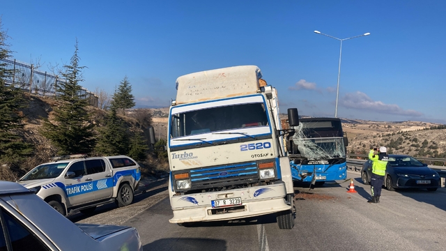 Burdur'da halk otobüsünün kamyon ve polis aracına çarpması sonucu 6 kişi yaralandı