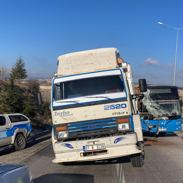 Burdur'da halk otobüsünün kamyon ve polis aracına çarpması sonucu 6 kişi ya...