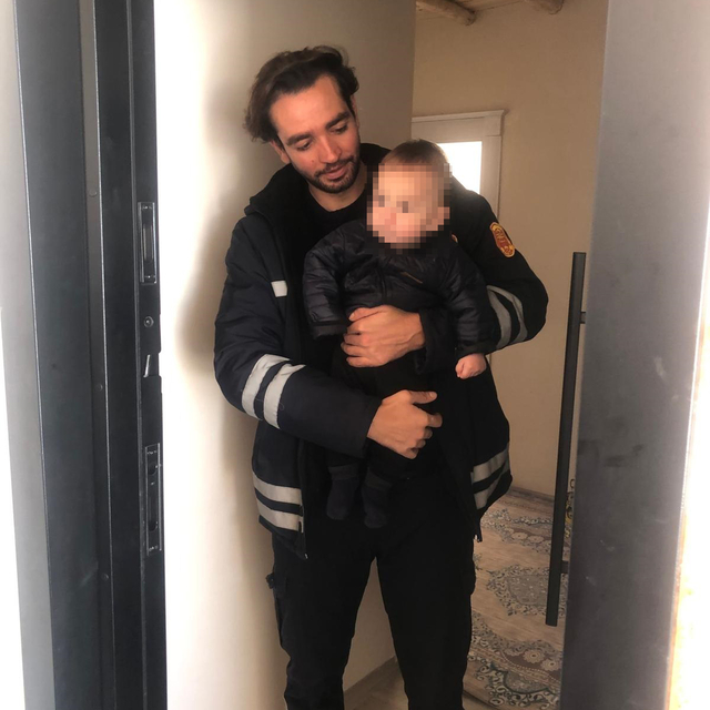 Evde mahsur kalan Ayaz bebek kurtarıldı