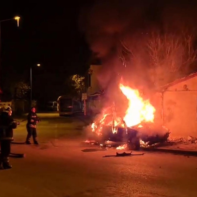 Eve çarpıp alev alan otomobilde ölen 4 kişinin kimlikleri belli oldu