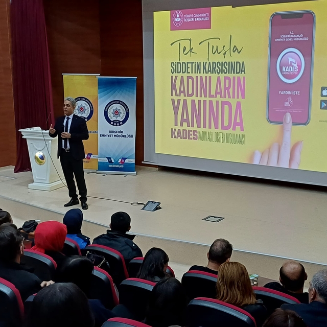 Kırşehir'de polis üniversite öğrencilerine eğitim verdi