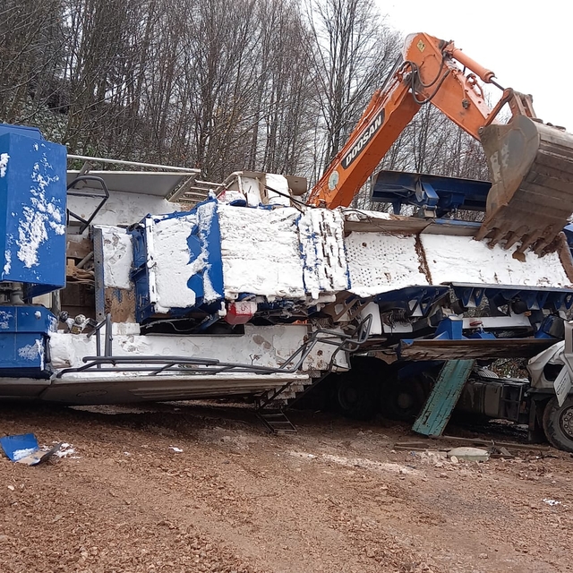 Sakarya'da taş kırma makinesinin devrildiği kazada 1 kişi ağır yaralandı