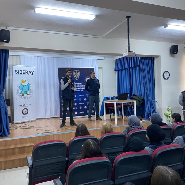 Karacabey'de lise öğrencilerine siber güvenlik eğitimi verildi