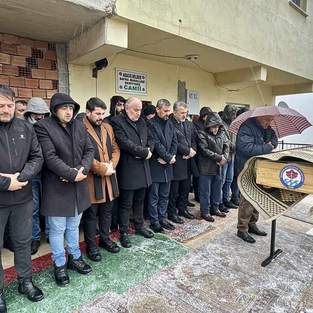 Trabzon'da çöken inşaatın enkazında hayatını kaybeden işçinin cenazesi defn...