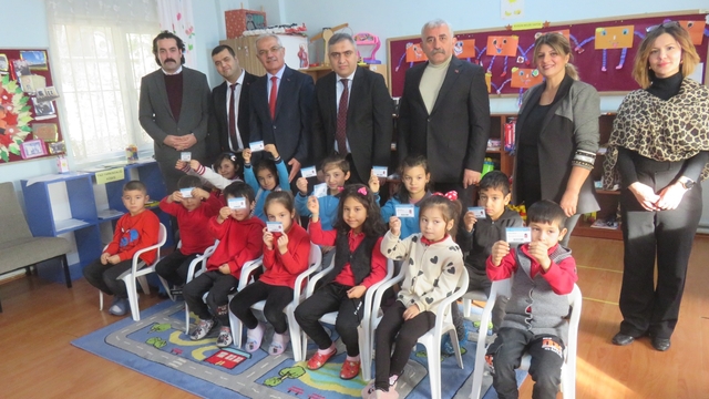 Merzifon'da öğrencilere kütüphane üye kartları dağıtıldı