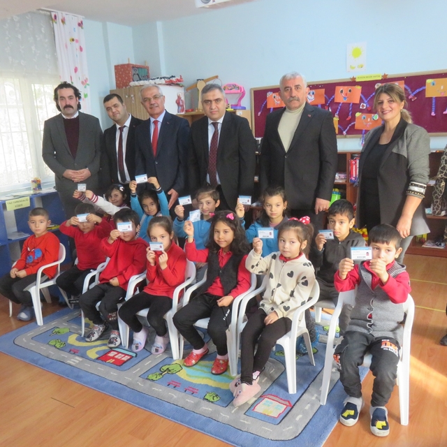 Merzifon'da öğrencilere kütüphane üye kartları dağıtıldı