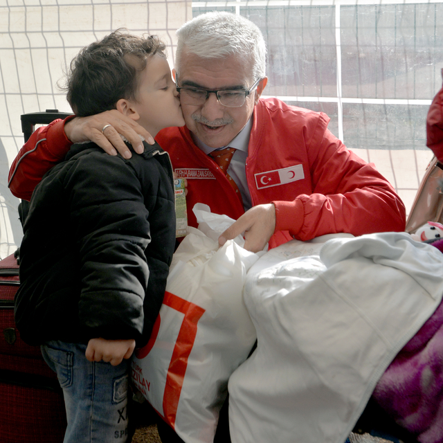 Yıllardır görmediği babasına kavuşmak için Cilvegözü Gümrük Kapısı'ndan geç...
