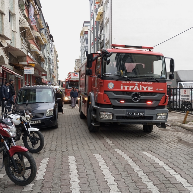 Çarşamba'da 5 katlı binanın çatısındaki yangın hasara yol açtı