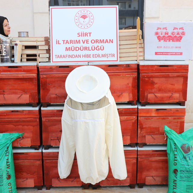 Siirt'te 192 üreticiye üzüm sıkma makinesi ve arıcılık malzemesi dağıtıldı
