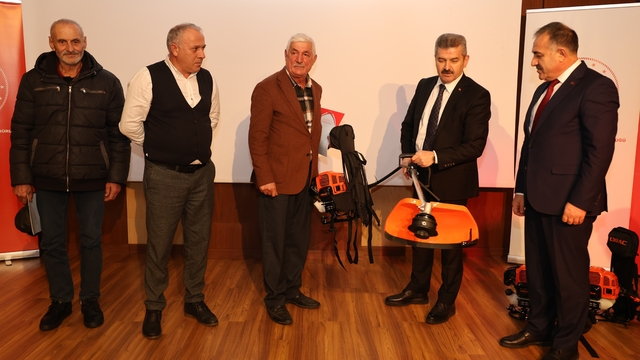 Artvin'de 45 üreticiye motorlu tırpan verildi