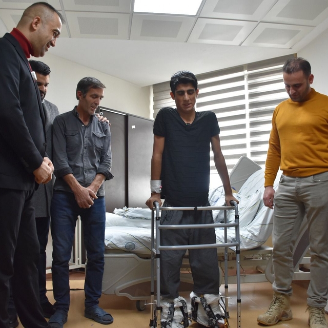 Erzurum'da ameliyat edilen kas hastası genç 10 yıl sonra yeniden adım attı