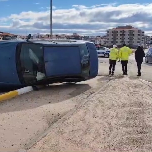 Çorum'da devrilen otomobilin sürücüsü yaralandı