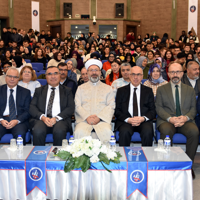 Diyanet İşleri Başkanı Ali Erbaş, Kırıkkale'de üniversite öğrencilerine kon...