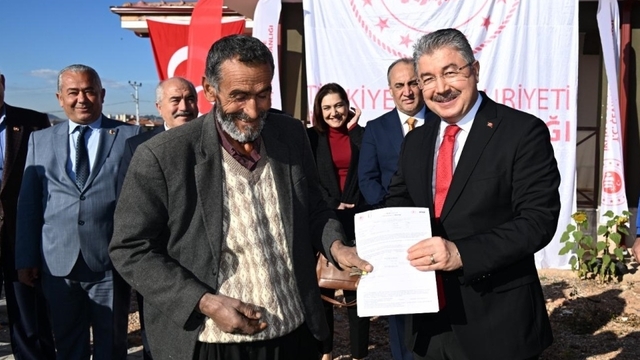 Osmaniye'de yapılan 20 köy evinin anahtarı depremzedelere teslim edildi