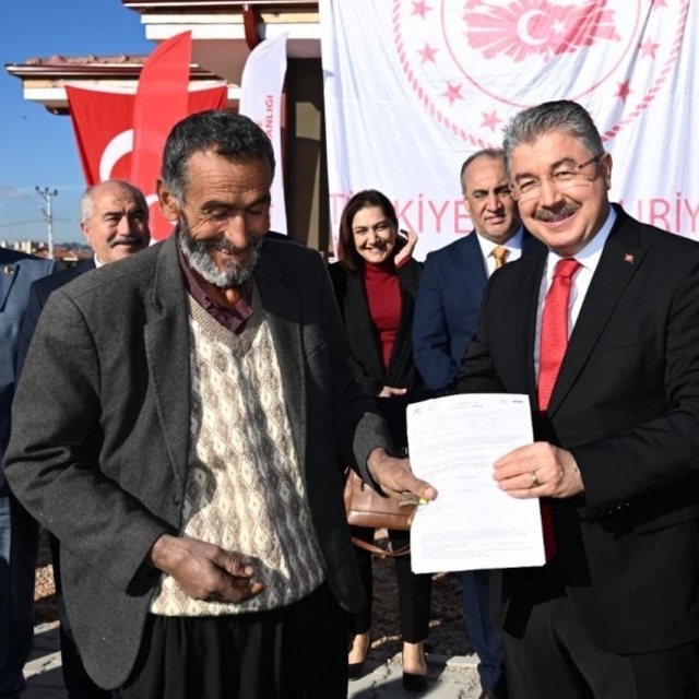Osmaniye'de yapılan 20 köy evinin anahtarı depremzedelere teslim edildi