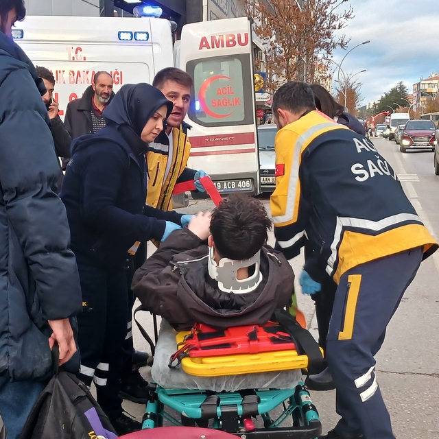 Çorum'da otomobille çarpışan motosikletin sürücüsü yaralandı
