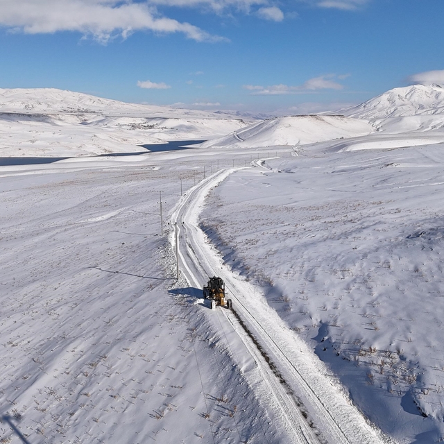 Van'da kardan kapanan 119 yerleşim yeri ulaşıma açıldı