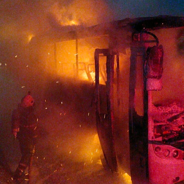 Kocaeli'de fabrika işçilerinin taşındığı servis midibüsü alev alev yandı