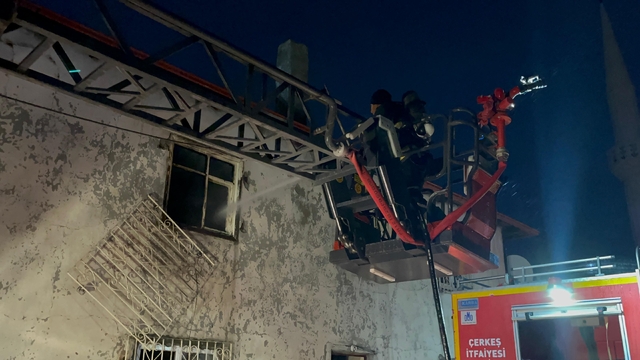 Çankırı'da iki katlı ahşap ev yangın sonucu kullanılamaz hale geldi