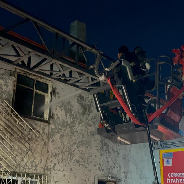 Çankırı'da iki katlı ahşap ev yangın sonucu kullanılamaz hale geldi