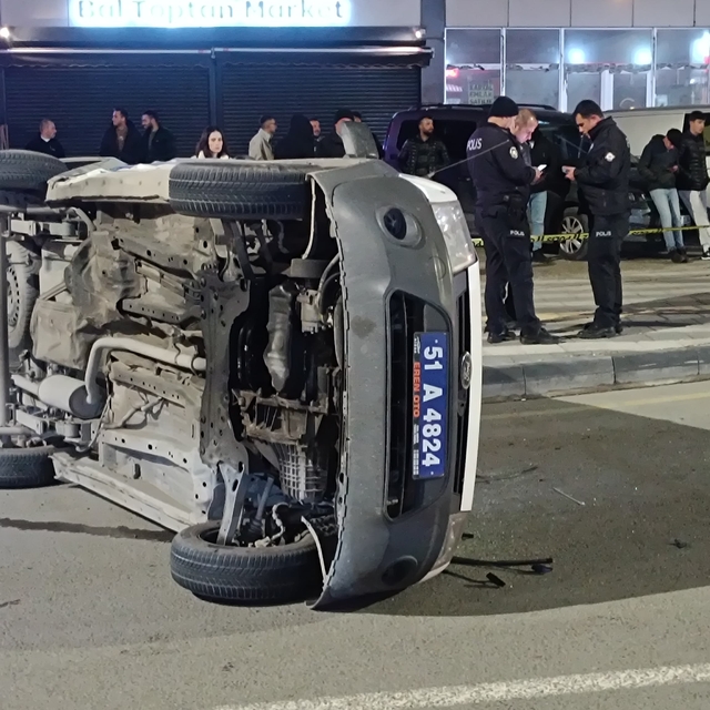 Niğde'de ekip otosuyla otomobilin çarpıştığı kazada 2'si polis 6 kişi yaral...