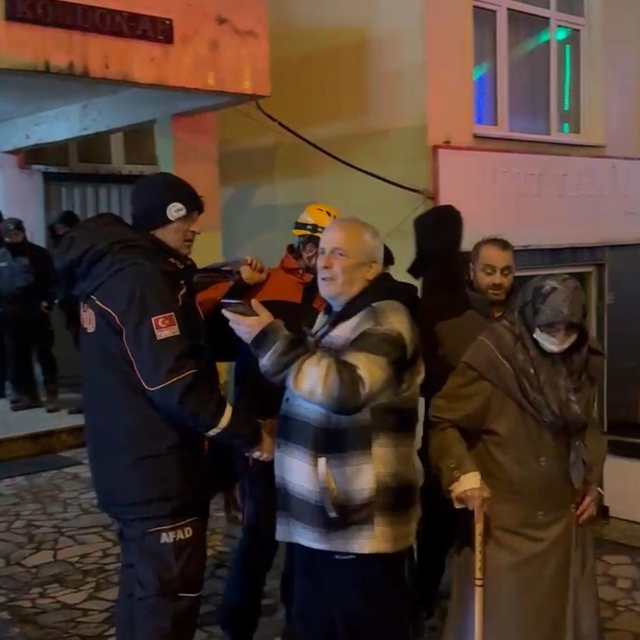 Rize'de fırtına; dev dalgalar işletmenin camlarını kırdı, sarsıntı oluşan 8...