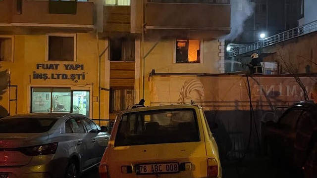 Karabük'te apartman dairesinde çıkan yangında 2 kişi dumandan etkilendi