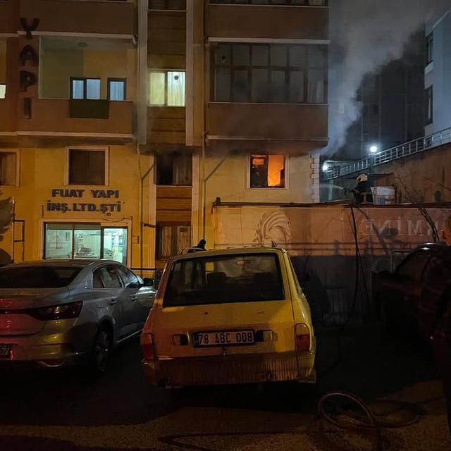 Karabük'te apartman dairesinde çıkan yangında 2 kişi dumandan etkilendi