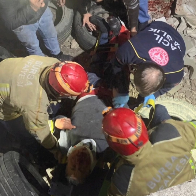 8 metreden asansör boşluğuna düşen iş yeri sahibi, ağır yaralandı