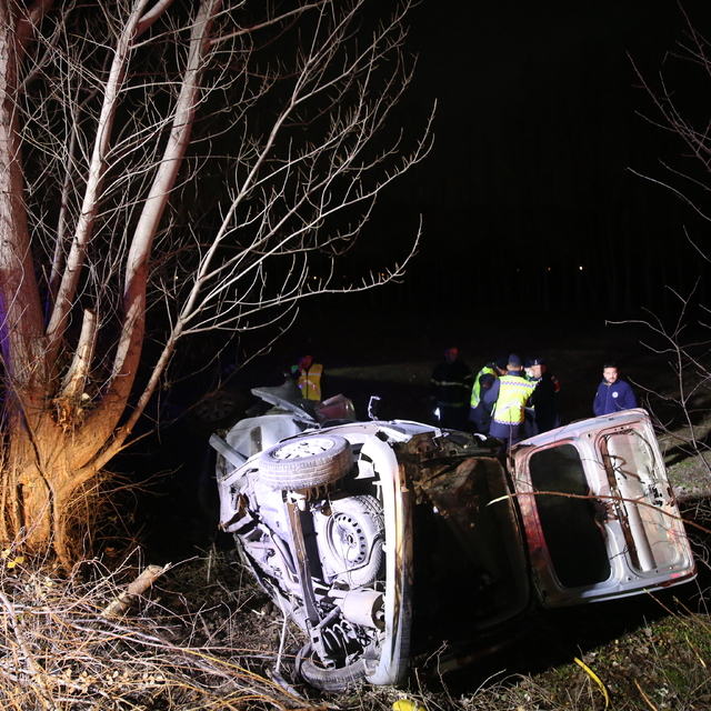 Tokat'ta devrilen hafif ticari araçtaki 3 kişi öldü
