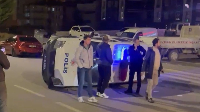 Niğde'de polis aracı ile otomobil çarpıştı: 2'si polis 6 yaralı