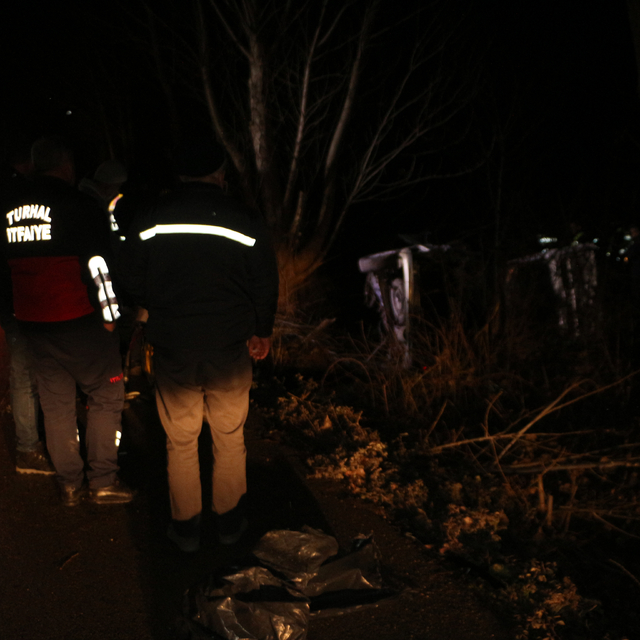 Tokat'ta araziye devrilen hafif ticari araçtaki 3 kişi öldü
