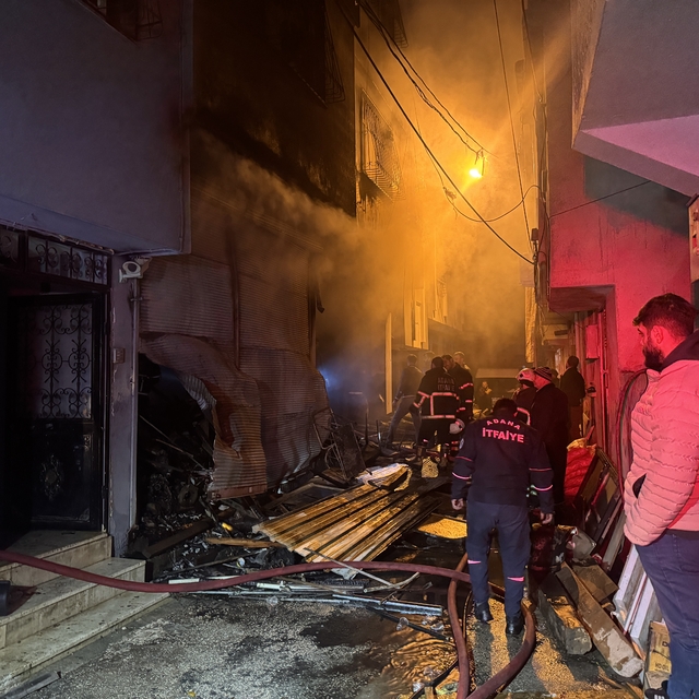 Adana'da hurda deposunda çıkan yangında 5 kişi dumandan etkilendi