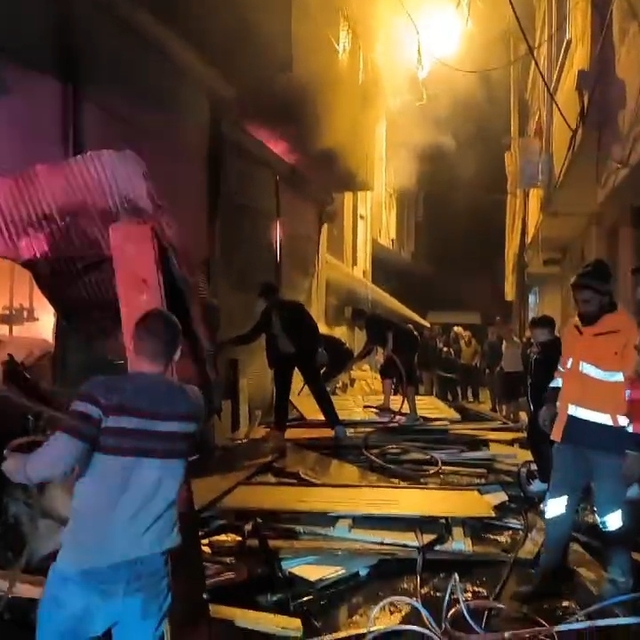 Adana'da, depo yangınında 5 kişi dumandan etkilendi