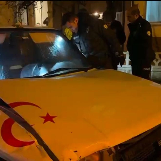 'Dur' ihtarına uymayan alkollü sürücünün kullandığı otomobil, 2'si polis 3...