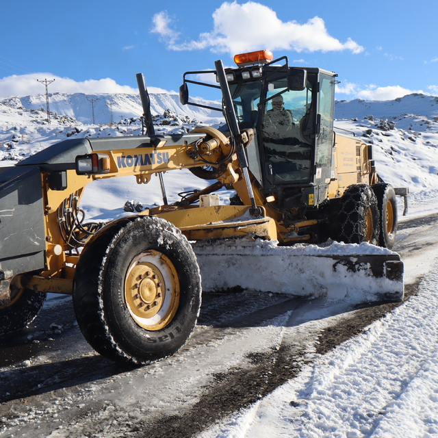 Iğdır'da kardan kapanan 12 köy yolu ekiplerce ulaşıma açıldı