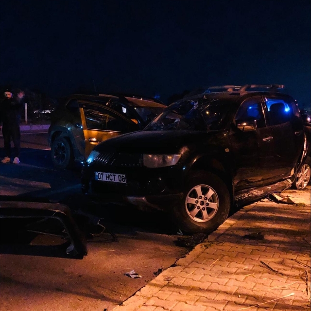 Alanya'da üç aracın karıştığı kazada 5 kişi yaralandı