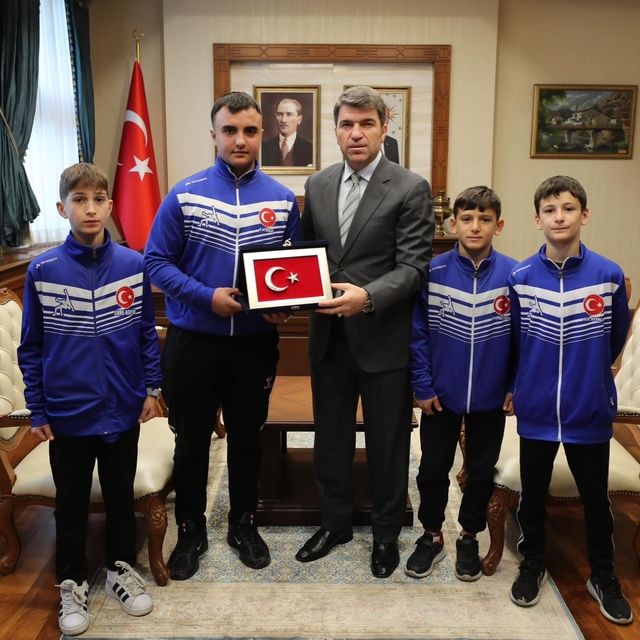 Güreşçilerden Vali Bakan'a ziyaret