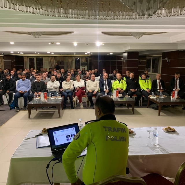 Afyonkarahisar'da 300 şoföre bilgilendirme toplantısı yapıldı