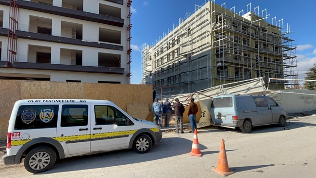 Kayseri'de inşaatta iskele çöktü; 1'i ağır 3 yaralı