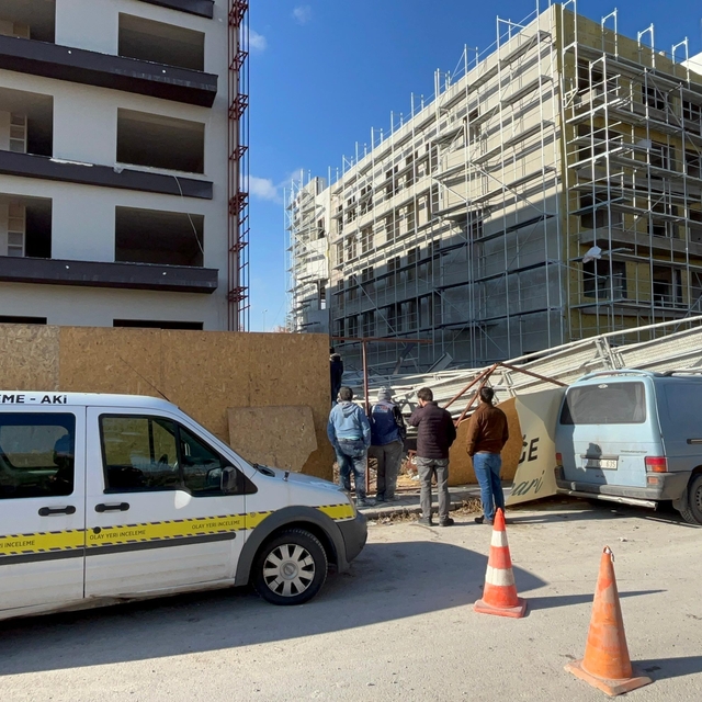 Kayseri'de inşaatta iskele çöktü; 1'i ağır 3 yaralı