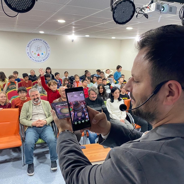 Amasya'da öğrenciler metaverse ve artırılmış gerçeklikle bilime yolculuk ya...